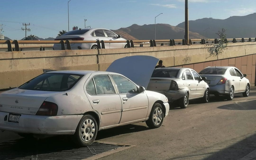 Choque múltiple provoca caos vial en la lateral de Teófilo Borunda