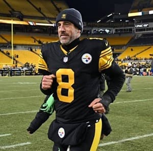 Pittsburgh etiqueta a Rodgers que tiene hasta finales de julio para reportase