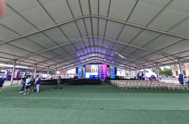 Preparan la plaza del ángel para ver el partido inicial del mundial de fútbol