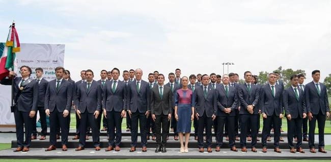 Claudia Sheinbaum abandera a la selección de México