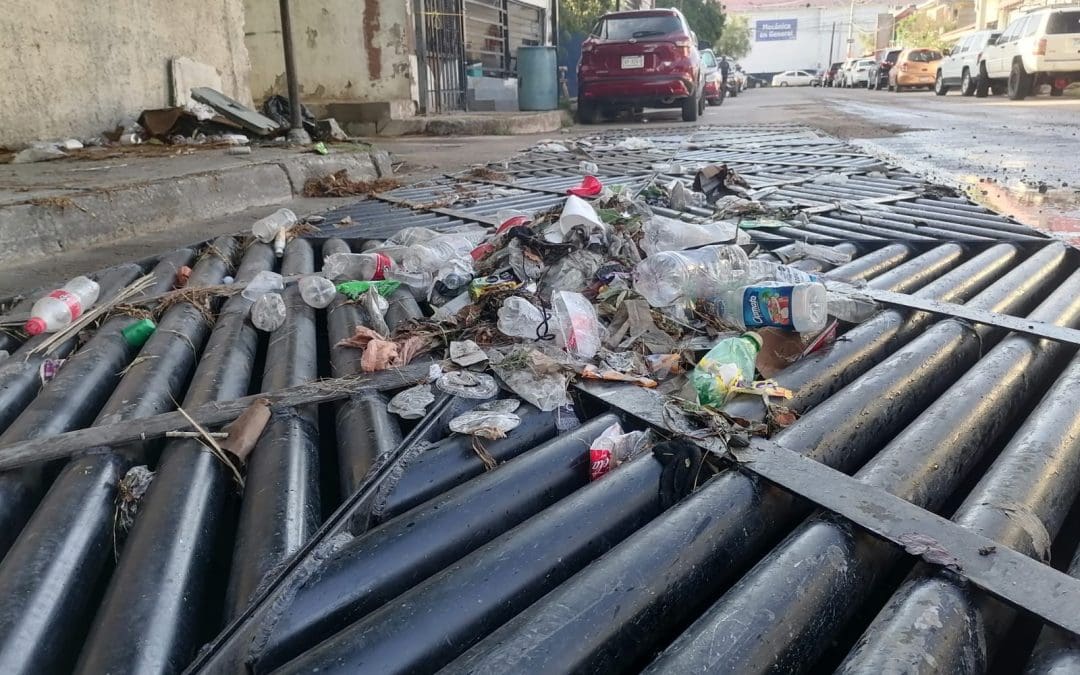 Lluvias arrastran basura y tapan alcantarillas en la zona del Hospital General