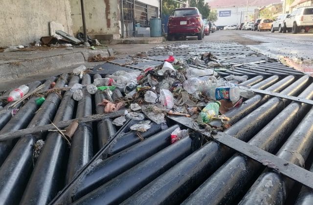 Lluvias arrastran basura y tapan alcantarillas en la zona del Hospital General