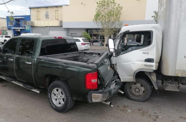 Cansado y distraído provoca carambola de cuatro vehículos