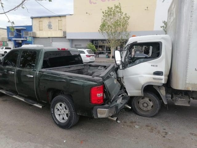 Cansado y distraído provoca carambola de cuatro vehículos