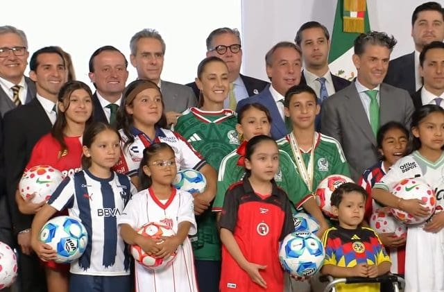 Acepta la Liga MX el reto de Sheinbaum: clubes profesionales abrirán escuelas de fútbol para niñas y niños en todo el país