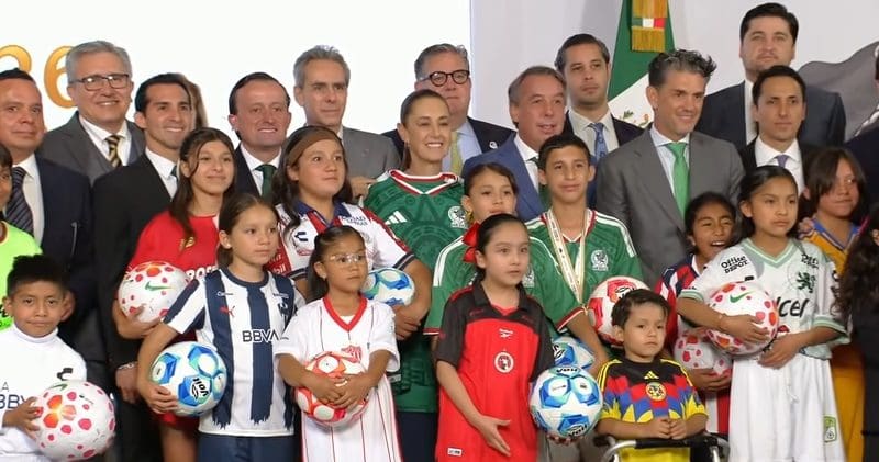 Acepta la Liga MX el reto de Sheinbaum: clubes profesionales abrirán escuelas de fútbol para niñas y niños en todo el país