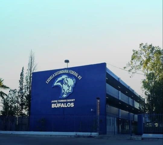 Por jugar alumno con el gas en el salón, provoca fuga