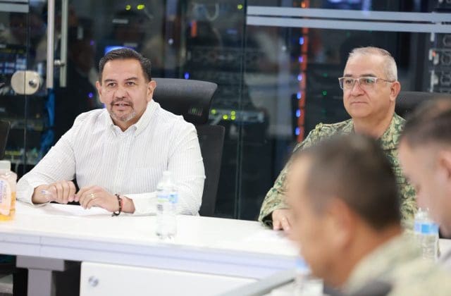 Cruz Pérez Cuellar presenta a su sucesor en la alcaldía juarense