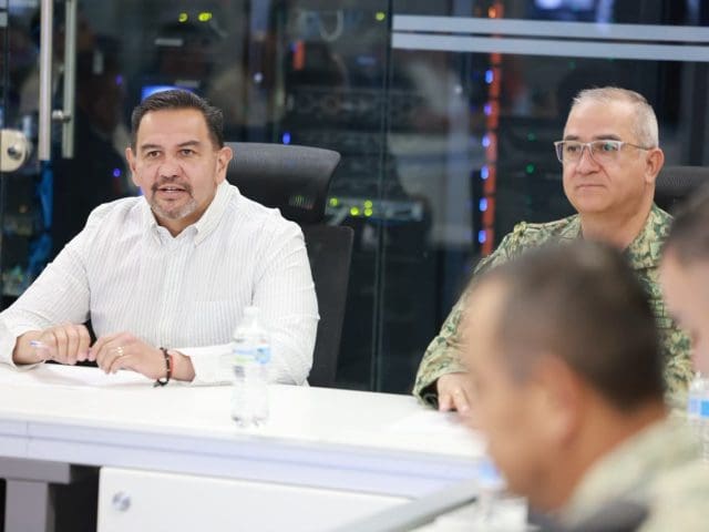 Cruz Pérez Cuellar presenta a su sucesor en la alcaldía juarense