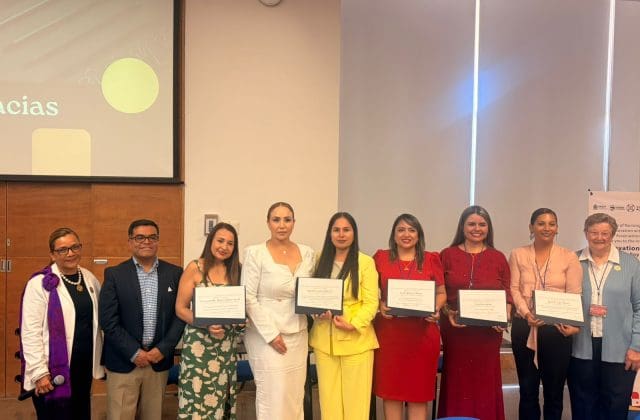Directora de Enfermería de la UACH, recibe reconocimiento