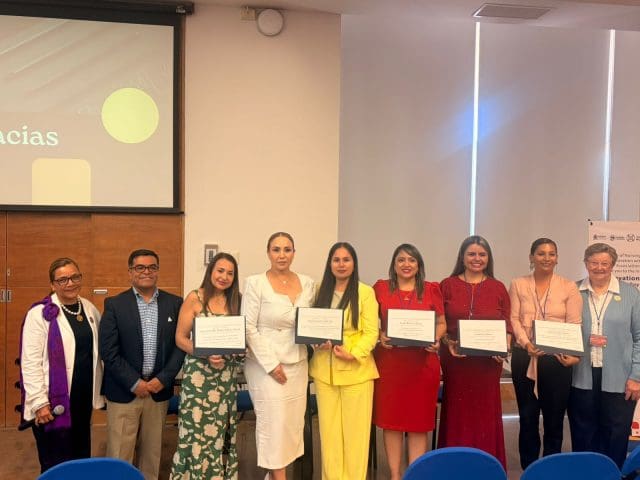 Directora de Enfermería de la UACH, recibe reconocimiento
