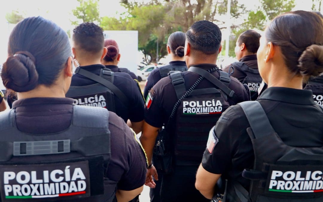 Policias municipales en la Glorieta de la División del Norte, por festejos