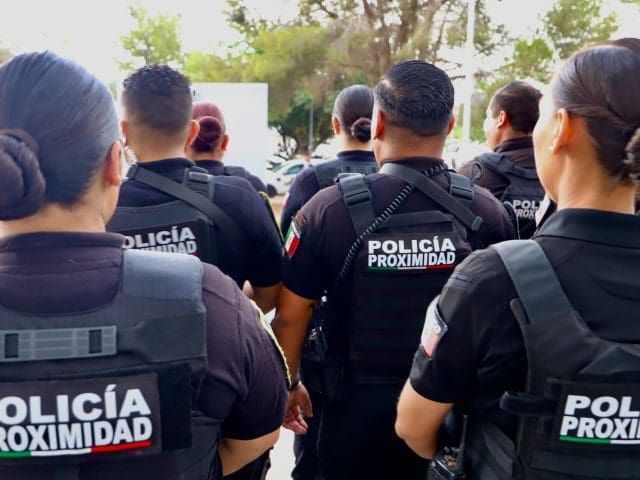 Policias municipales en la Glorieta de la División del Norte, por festejos