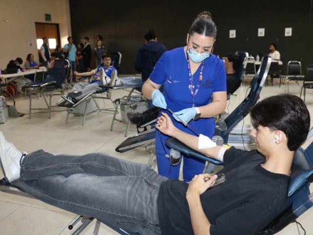 Estudiantes de la UACH donan sangre