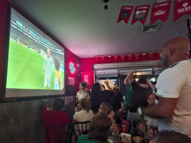 Restaurantes locales beneficiados por la fiesta futbolera