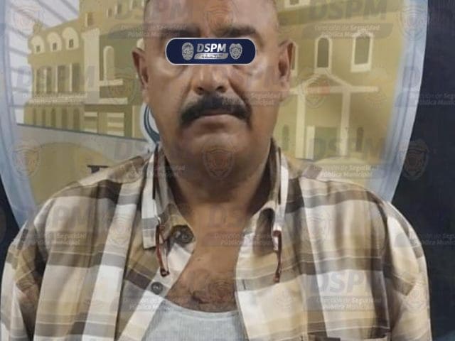 Pasajeros detienen a chófer por golpear a un abuelito