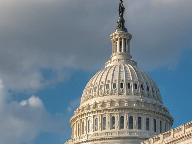 Aprueba Congreso de EU 70 mil millones de dólares para reforzar política migratoria de Trump