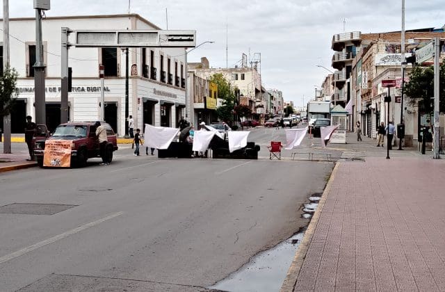 Desquician el tráfico en el centro; bloquean manifestantes la calle Aldama