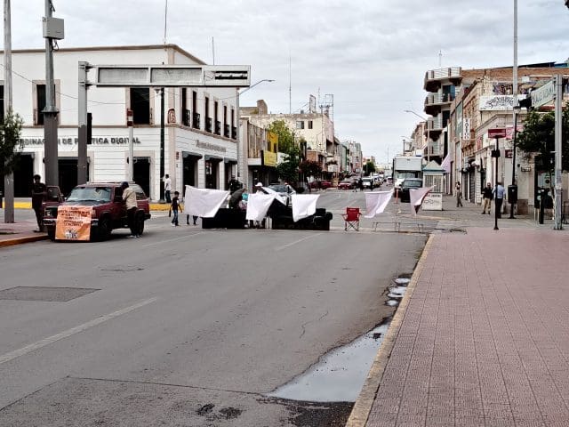 Desquician el tráfico en el centro; bloquean manifestantes la calle Aldama
