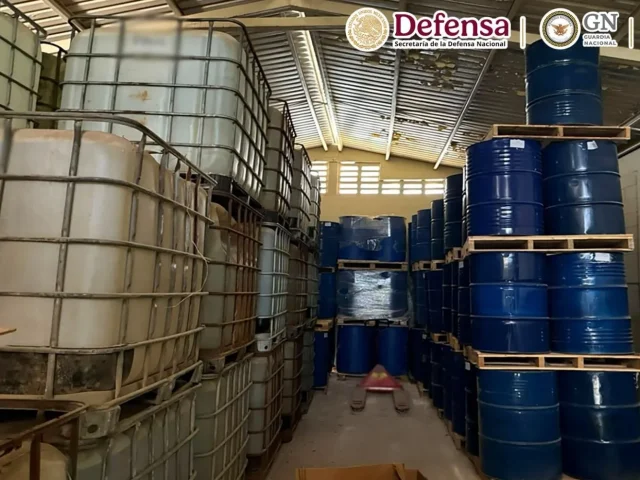Confiscan cargamento récord de metanfetamina y precursores químicos en Sinaloa