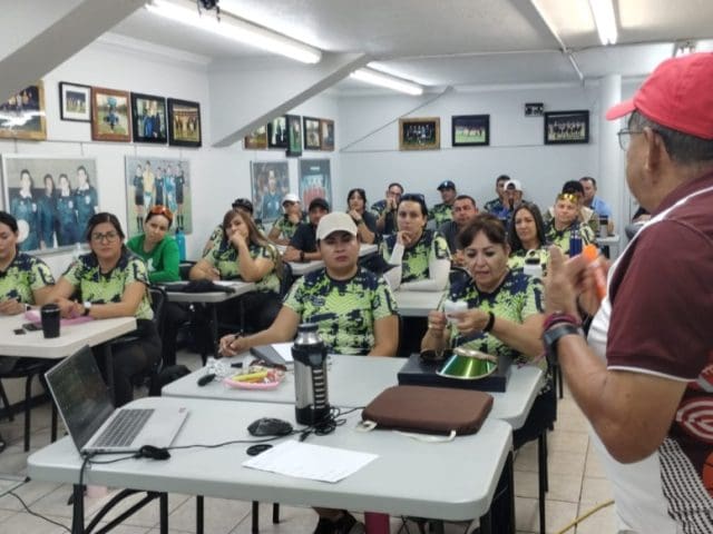 Capacitan a maestros de primaria con clínica de atletismo en Ciudad Juárez