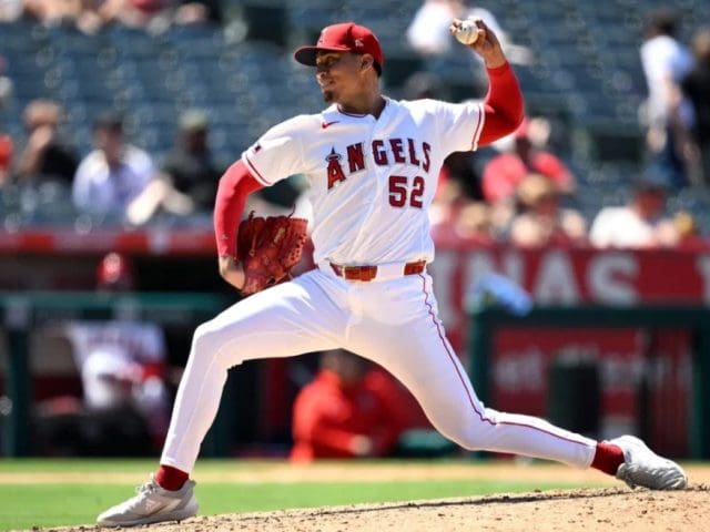 Lanzador chihuahuense obtuvo su primer salvamento en MLB