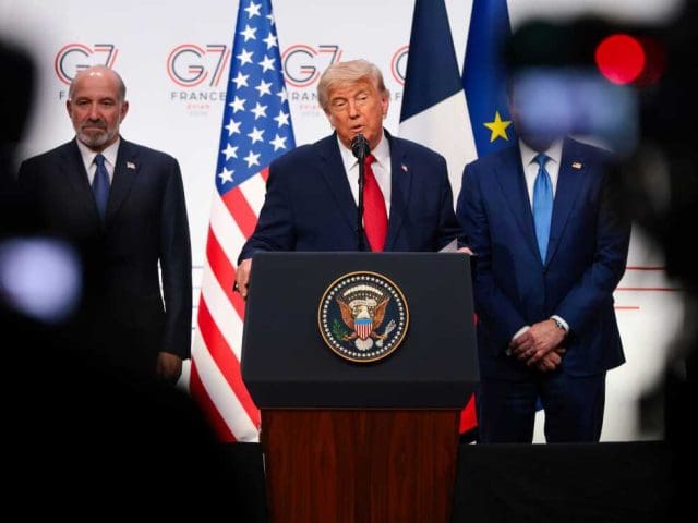 Trump insiste “los cárteles dirigen México”; Sheinbaum está “muy asustada”
