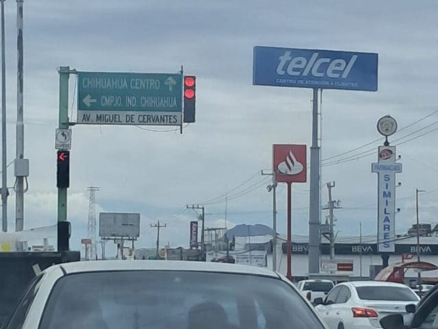 Semáforo descompuesto genera riesgo vial en Tecnológico y Miguel de Cervantes