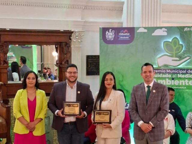 Gobierno municipal otorga el premio al cuidado del medio ambiente