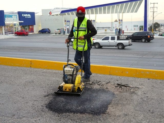 Avanza programa emergente de bacheo en ciudad Chihuahua