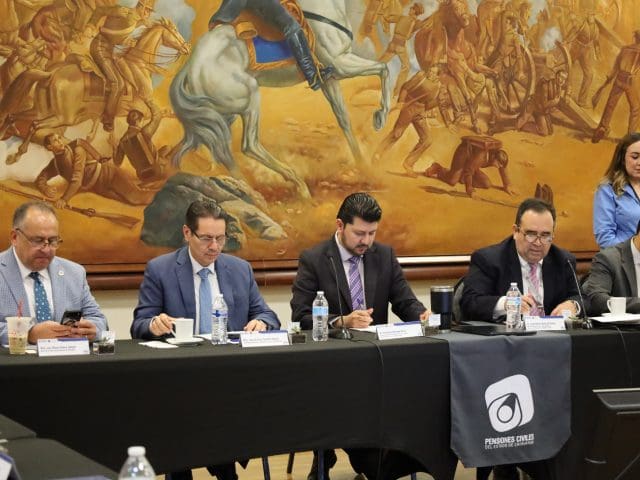 Pensiones Civiles avanza en regularización de viviendas y analiza reforma constitucional sobre jubilaciones