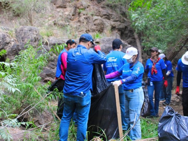 Unen esfuerzos por el Rio Chuvíscar con jornada de limpieza