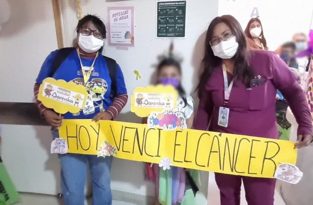 Niña de 7 años concluye tratamiento contra la leucemia y toca la Campana de la Victoria