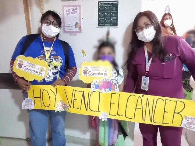 Niña de 7 años concluye tratamiento contra la leucemia y toca la Campana de la Victoria