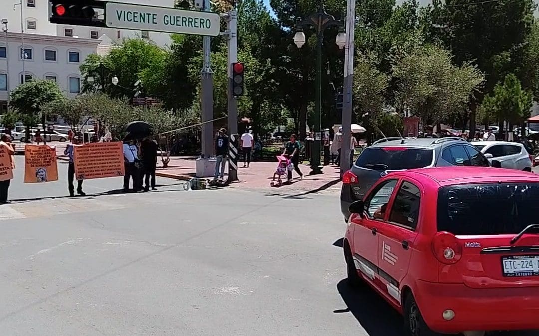 Ciudadanos cierran calles tras decomiso de camioneta con adeudos