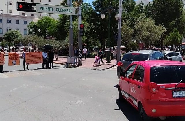 Ciudadanos cierran calles tras decomiso de camioneta con adeudos