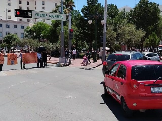 Ciudadanos cierran calles tras decomiso de camioneta con adeudos