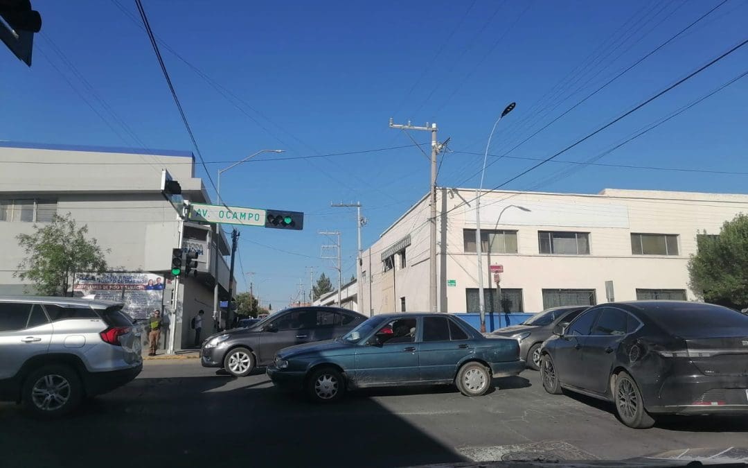 Reportan caos vial por mala sincronización de semáforos en avenida Ocampo
