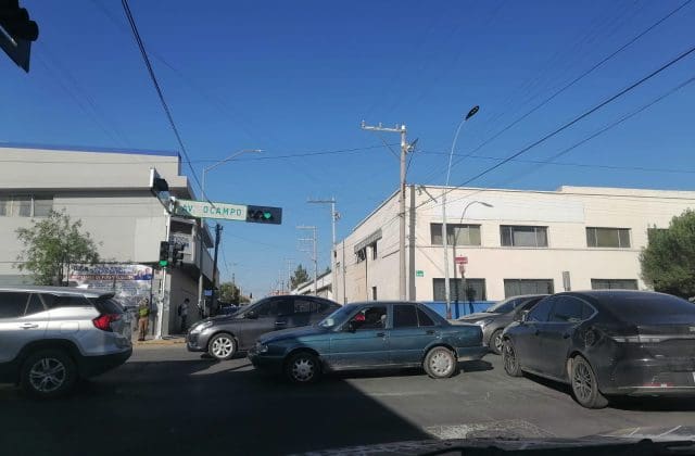 Reportan caos vial por mala sincronización de semáforos en avenida Ocampo