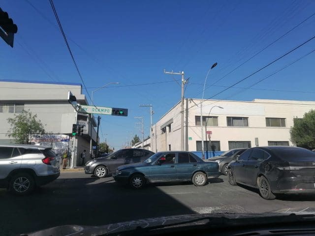 Reportan caos vial por mala sincronización de semáforos en avenida Ocampo