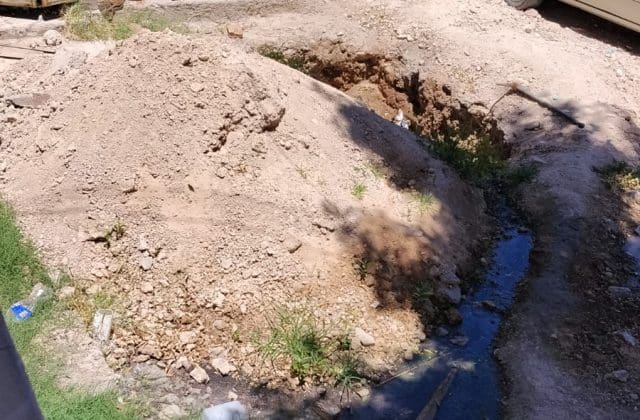 Vecinos denuncian abandono por zanja abierta en Infonavit Nacional; señalan omisión de autoridades