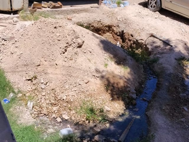 Vecinos denuncian abandono por zanja abierta en Infonavit Nacional; señalan omisión de autoridades