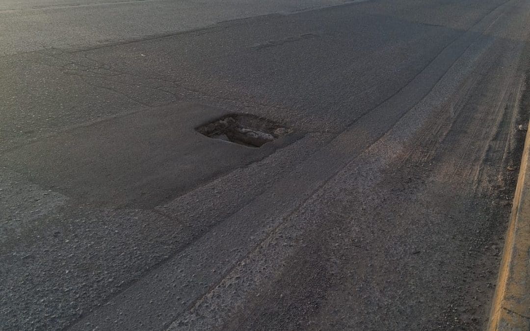 Llaman a Obras Públicas a atender bache sobre la Tecnológico