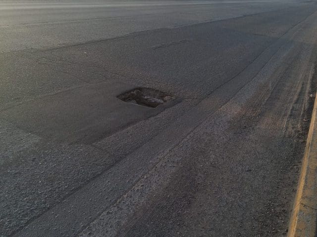 Llaman a Obras Públicas a atender bache sobre la Tecnológico