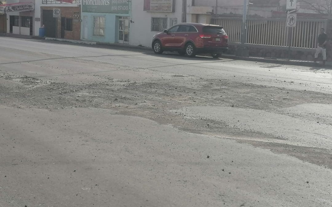 Obras inconclusas de JMAS dejan riesgos viales en la Zarco y calle 31