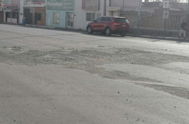 Obras inconclusas de JMAS dejan riesgos viales en la Zarco y calle 31