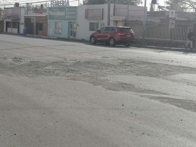 Obras inconclusas de JMAS dejan riesgos viales en la Zarco y calle 31