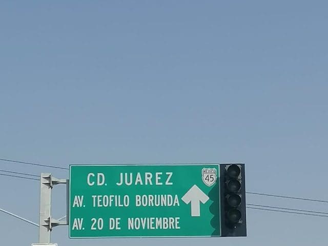 Persisten apagados semáforos en avenida Pacheco; piden extremar precauciones