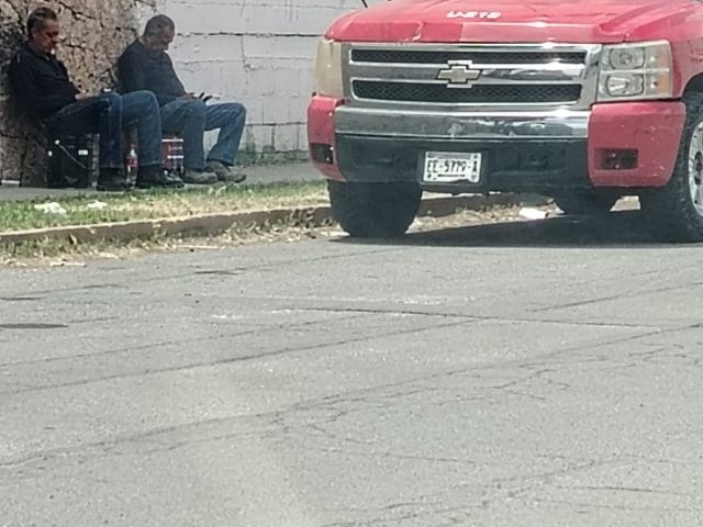Vecinos exhiben a trabajadores de Vialidad; cuestionan labores ante crisis de semáforos en Chihuahua