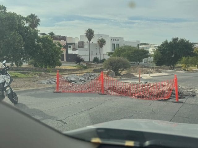 Se agrava caos vial por obra inconclusa en Valle Escondido; vecinos denuncian más retrasos
